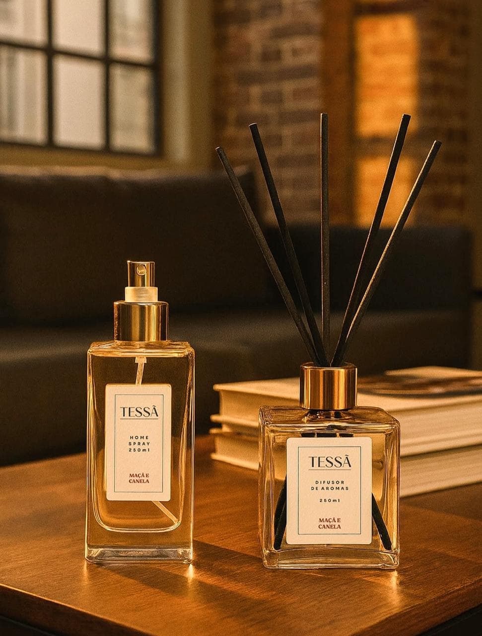 Home spray e difusor de aromas Tessã sobre mesa de madeira